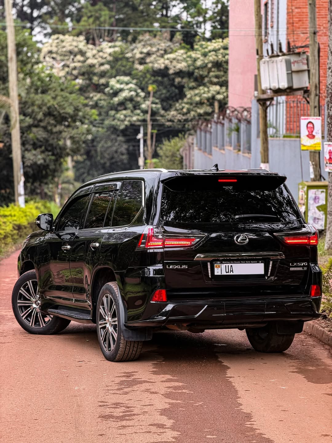2017 Lexus LX 570 Black Edition S exterior photo 5